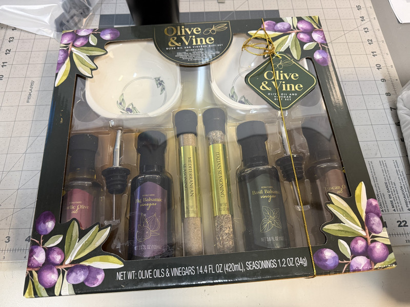 NWT Olive & Vine Oil and Vinegar Gift Set, 10 pcs., dipping bowls